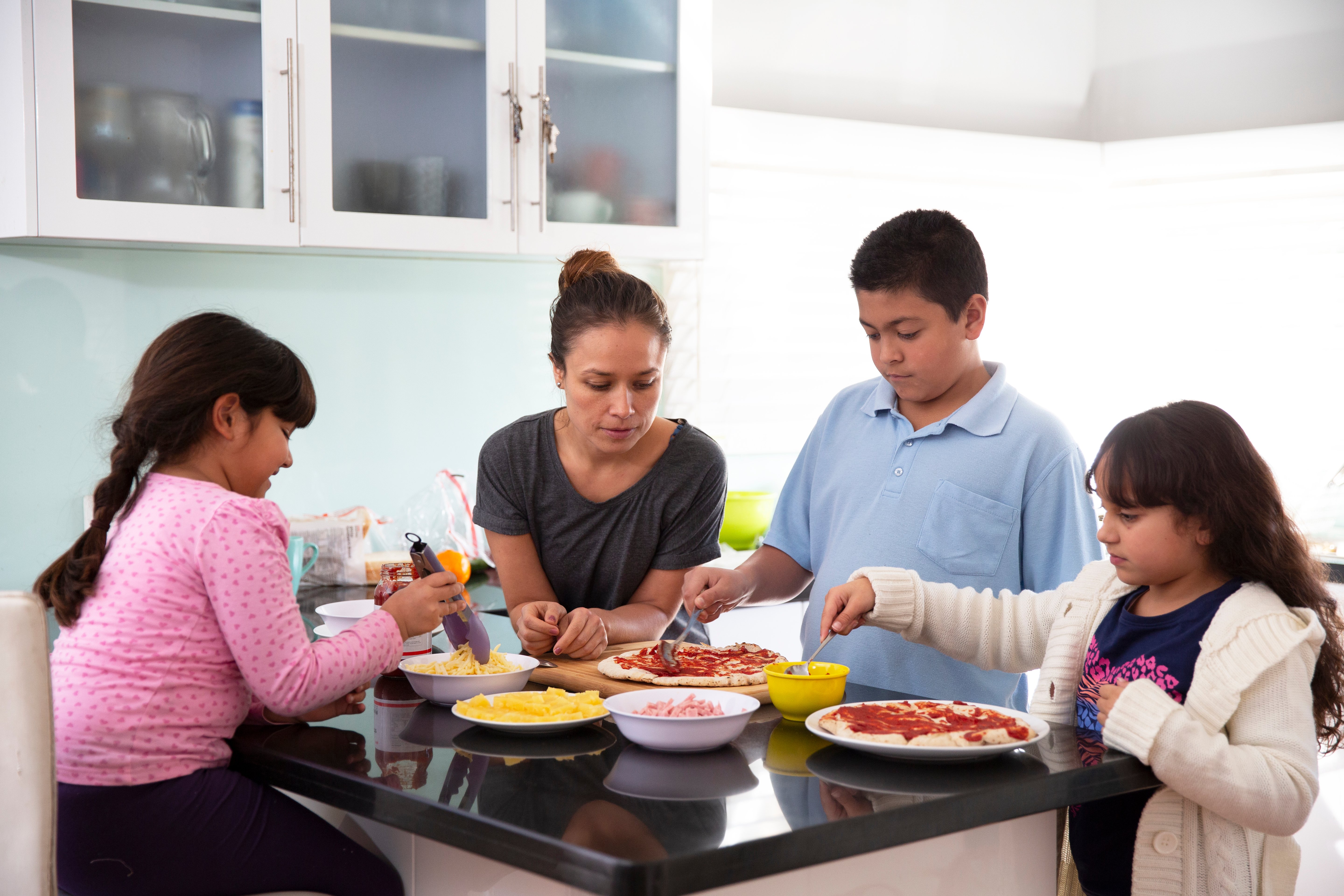 20150622-MissionAus-04-1296 family cooking 